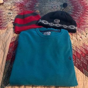 Lightweight Men’s Sweatshirt with 2 Winter Beanie Hats